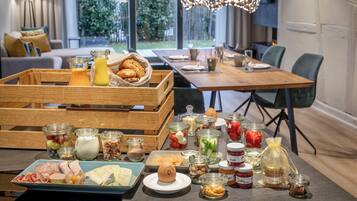 Free daily cooked-to-order breakfast