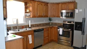 Jääkaappi, mikroaaltouuni, uuni, liesi