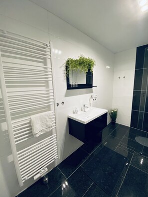 Bruser, hårtørrer, bidet, håndklæder
