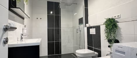 Douche, séchoir à cheveux, bidet, serviettes fournies