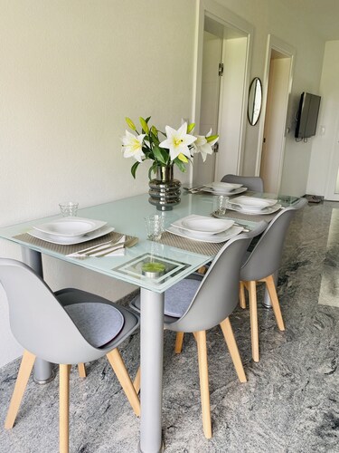 Moderne, helle Ferienwohnung mit Blick auf weite Landschaft; Parkplatz vorhanden