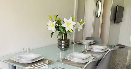 Moderne, helle Ferienwohnung mit Blick auf weite Landschaft; Parkplatz vorhanden