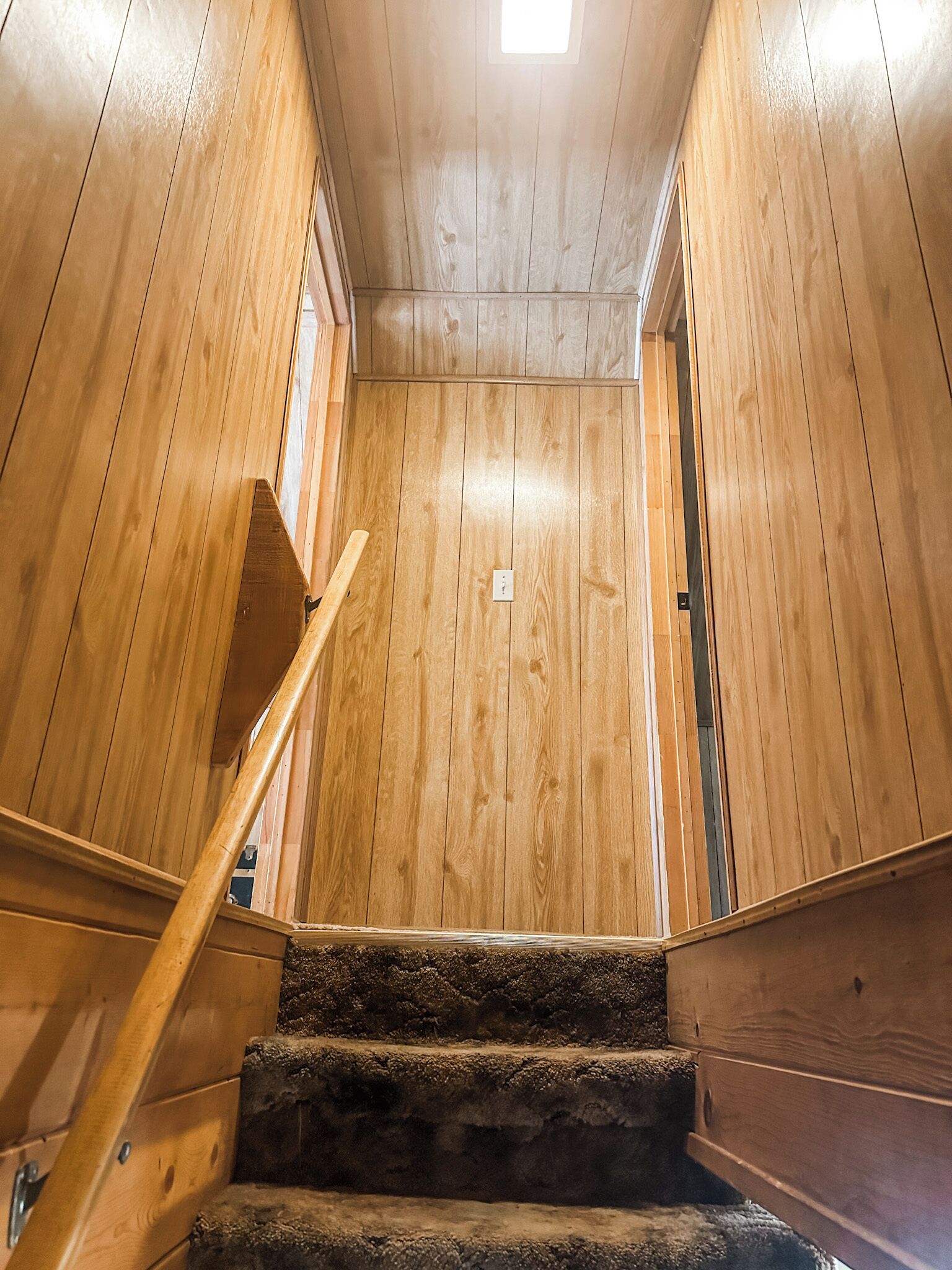 Un intérieur en bois avec un escalier menant à un étage supérieur.