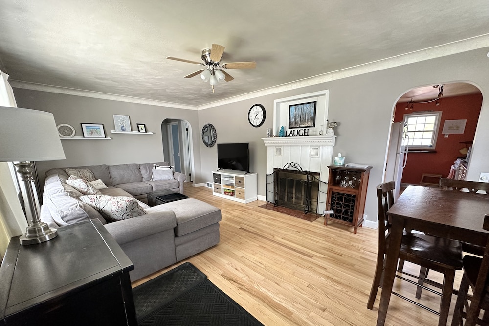 Cozy, Charming, and Convenient to downtown area