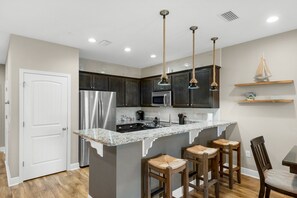 Fridge, microwave, oven, stovetop - 🌊LSV~Private Resort Pool~3Blocks2Bch~Private Park~3BR Sea Gypsy🌞 (Destin)