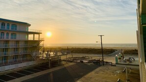 Un edificio con varios balcones que dan a una playa.