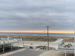 På stranden