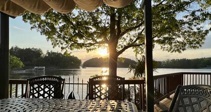 Relax LAKEFRONT: Incredible Panoramic Views & boat slip, 9 Miles to Clemson!