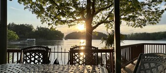 Relax LAKEFRONT: Incredible Panoramic Views & boat slip, 9 Miles to Clemson!