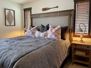 3 habitaciones, tabla de planchar con plancha, wifi y ropa de cama