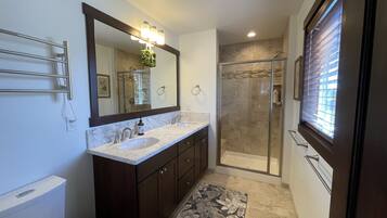 Combined shower/tub, eco-friendly toiletries, hair dryer, towels