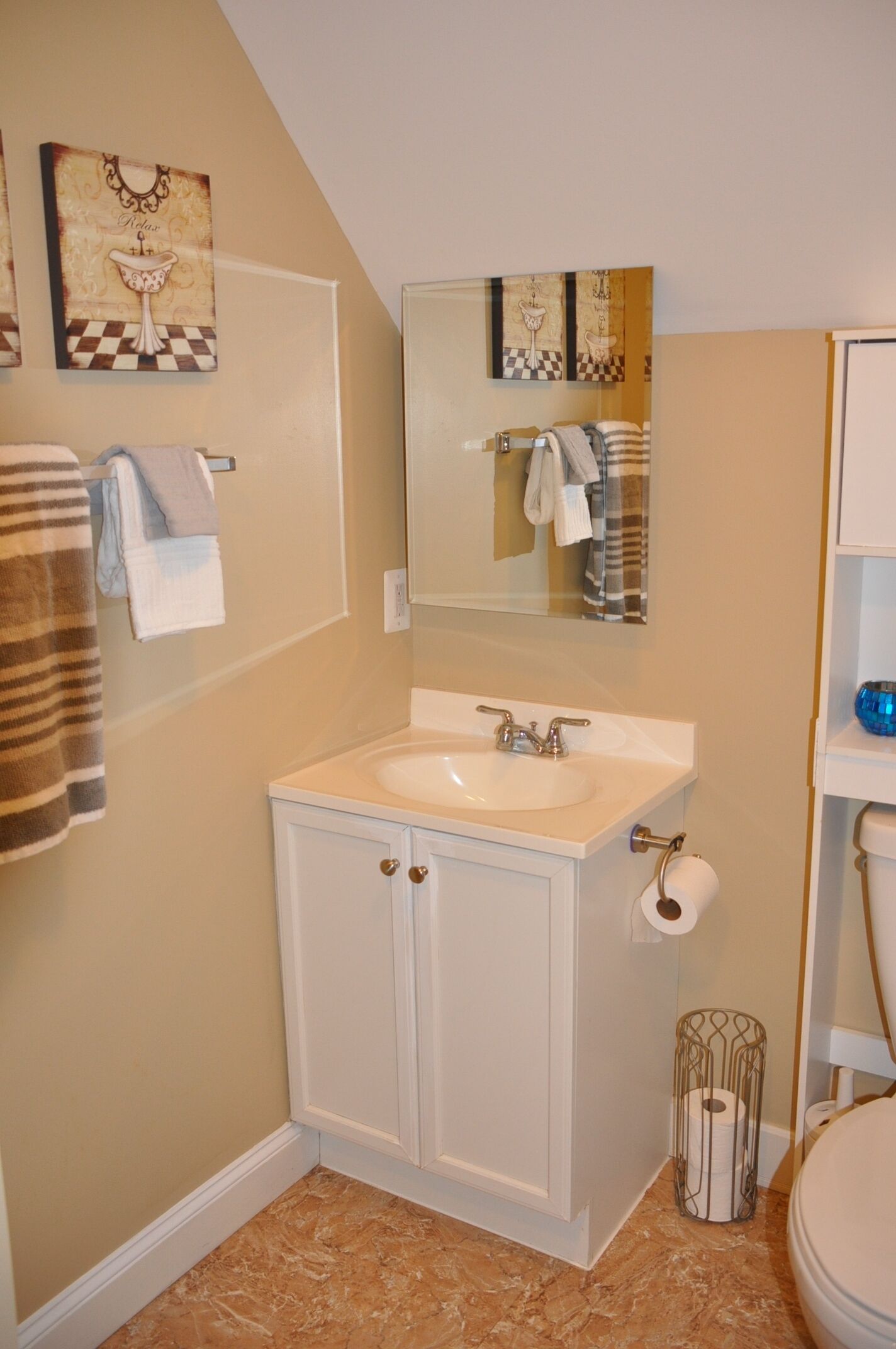 Lovely one bedroom apartment private entrance utilities included