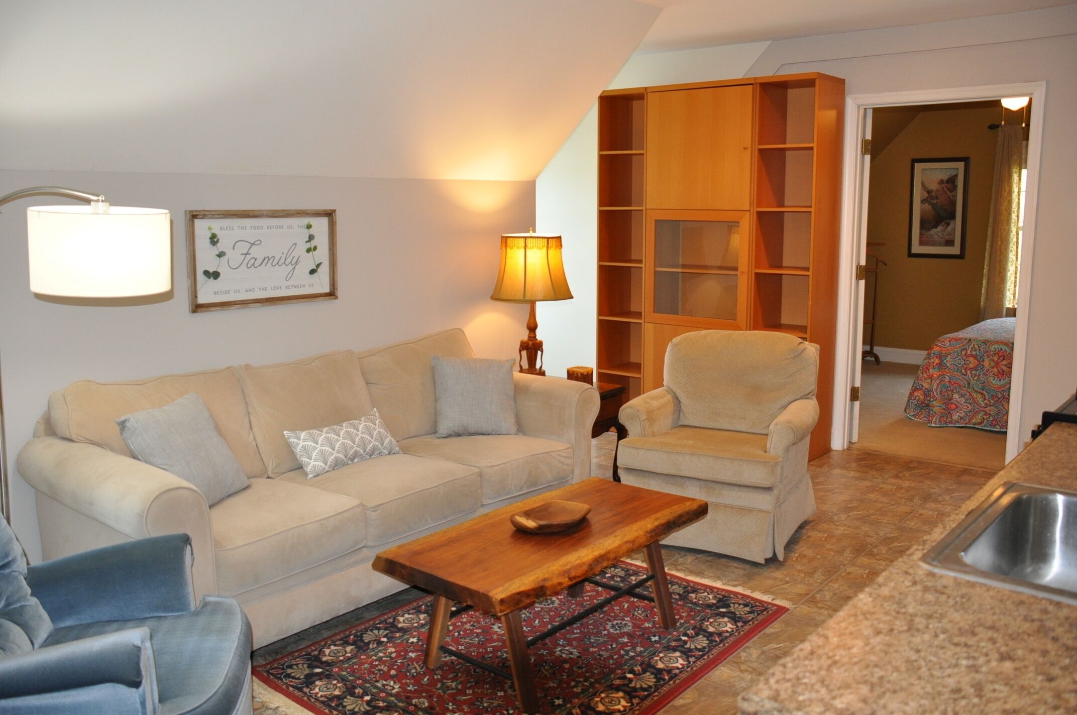 Lovely one bedroom apartment private entrance utilities included