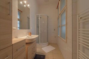 Dusche, Haartrockner, Handtücher, Seife