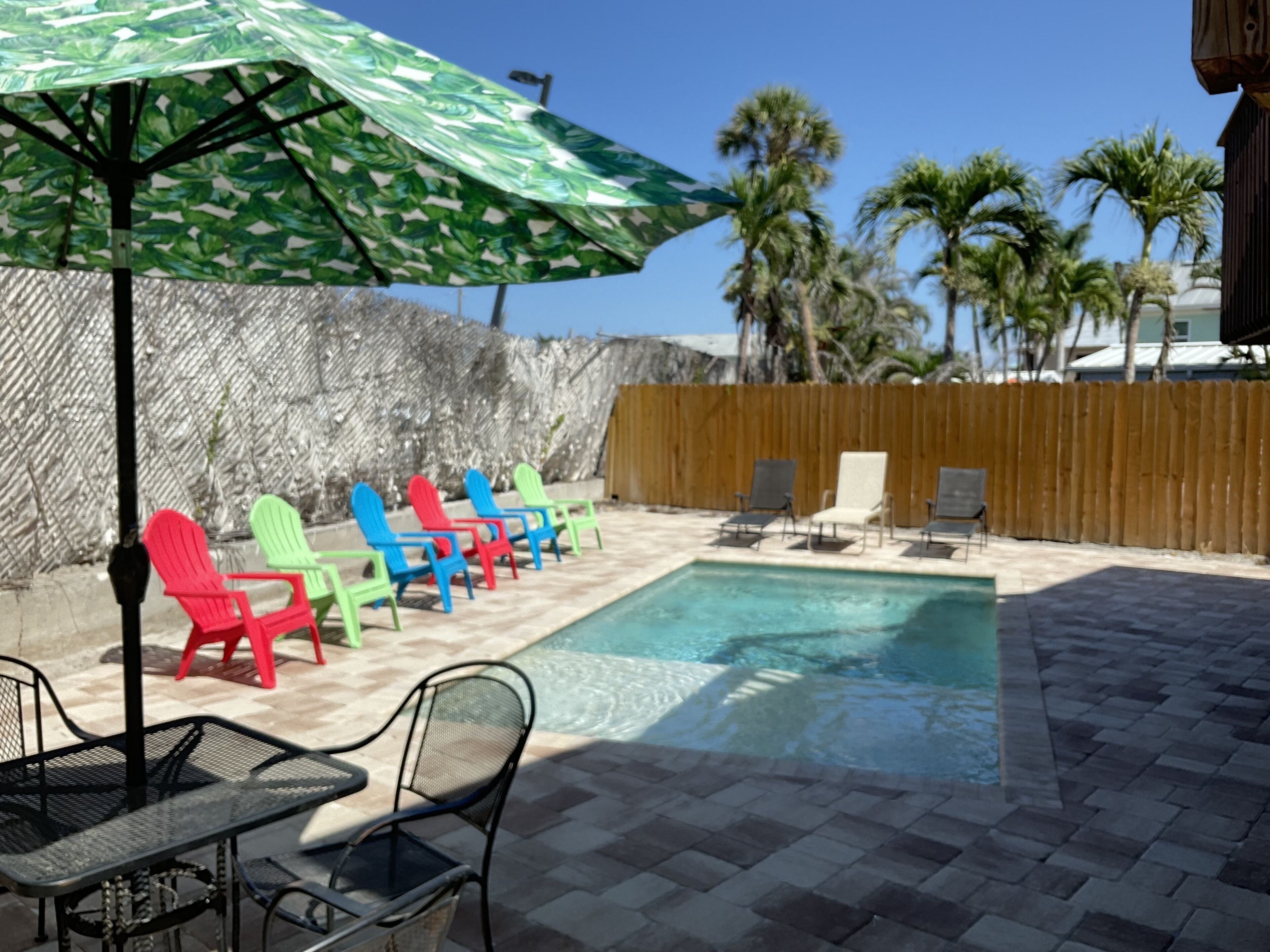 Amazing 2 King, 2 Bath, Pool, Duplex, One Block to the Beach!