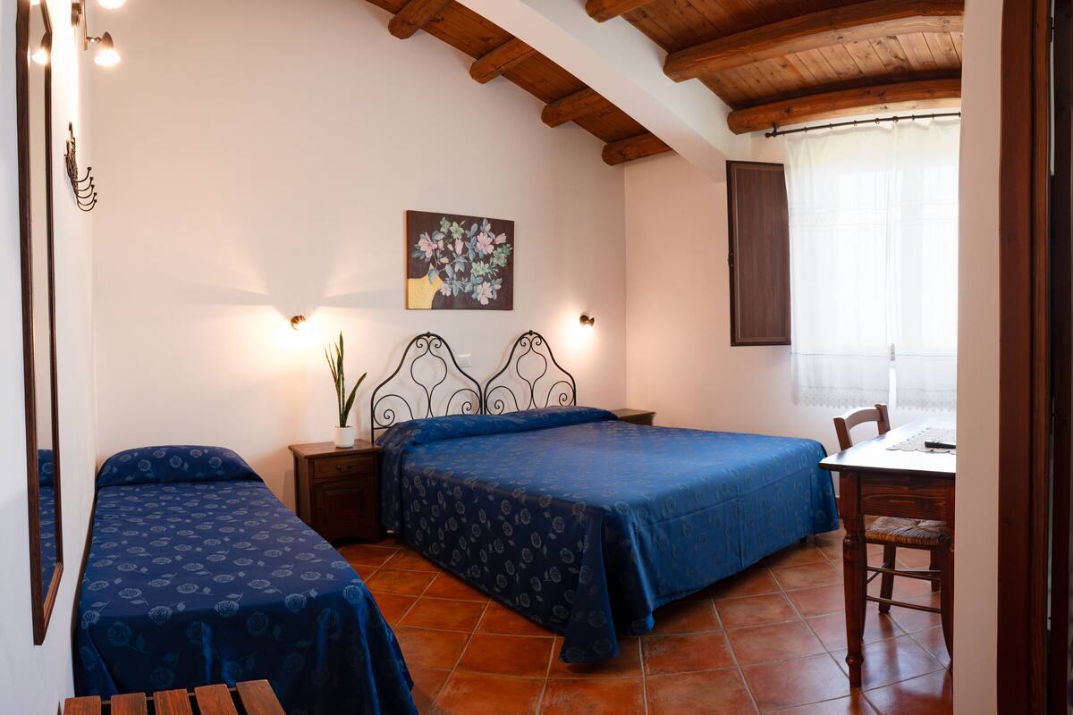 Comfort trippelrum | Skrivbord, arbetsyta för laptop och gratis wi-fi