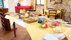 Una mesa de buffet con diferentes alimentos y un cartel que dice 'Torta Salata'.