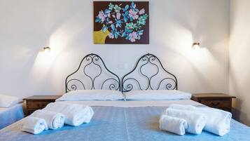 Ein Hotelzimmer mit einem Bett, zwei Nachttischen und einem Bild an der Wand.