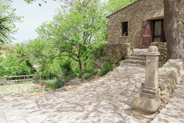 Family Quadruple Room | Desk, laptop workspace, free WiFi