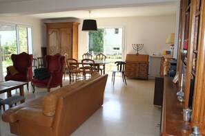 TV connectée, cheminée, lecteur de DVD, table de tennis de table