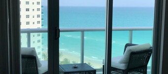 Gorgeous penthouse with unobstructed ocean view right on the beach