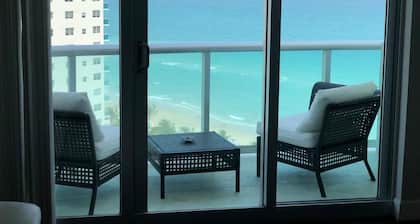 Gorgeous penthouse with unobstructed ocean view right on the beach
