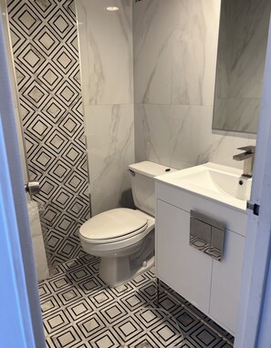 وحدات دش مع أحواض استحمام، مجففات شعر، مناشف، صابون