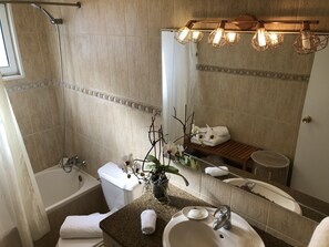 وحدات دش مع أحواض استحمام، مجففات شعر، مناشف، صابون