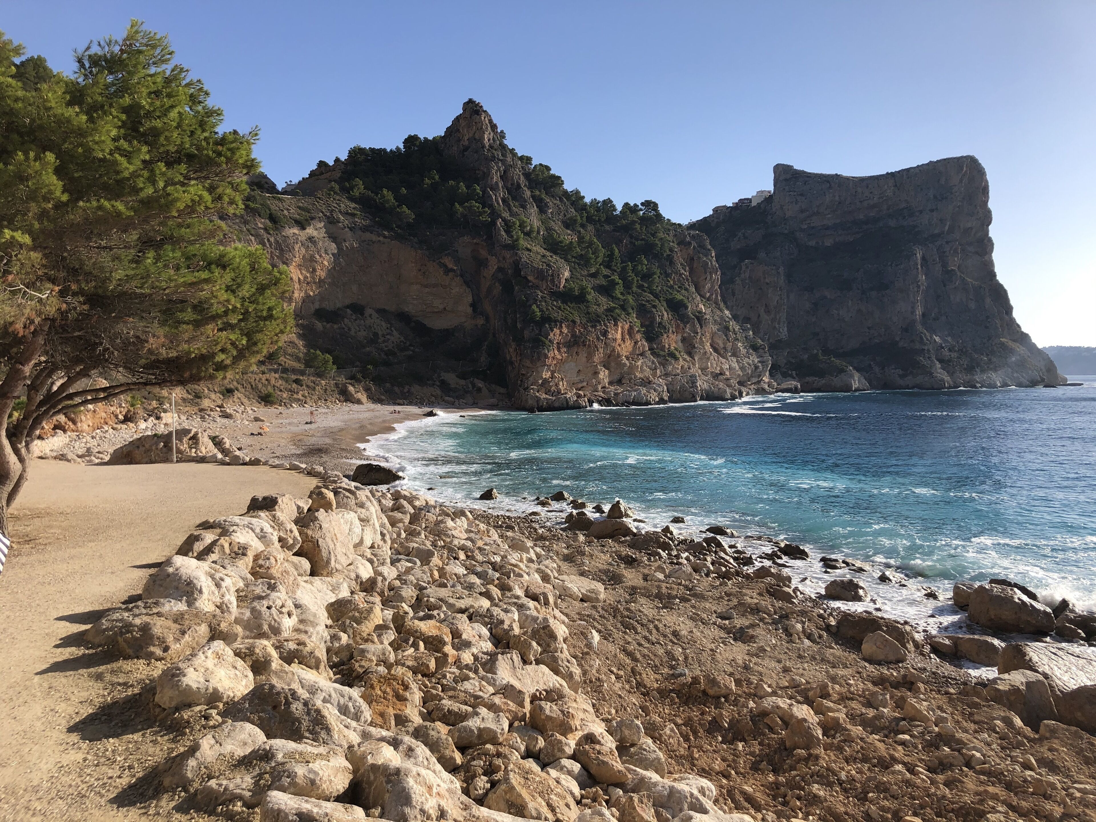 Nær stranden, solsenger og strandhåndklær