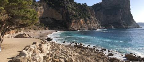 Nær stranden, solsenger og strandhåndklær