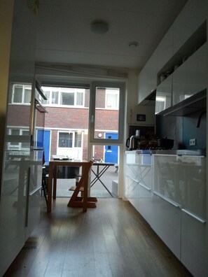 Een koelkast, een oven, een kookplaat, een vaatwasser