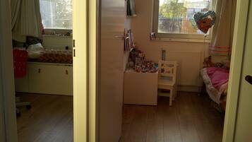 3 slaapkamers, een bureau, een strijkplank/strijkijzer, wifi