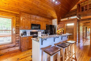 Kylskåp, mikrovågsugn, ugn och spishäll