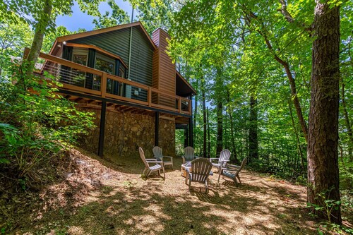 Family & Pet Friendly Mountain Cabin with Hot Tub, Game Room & Community Pools