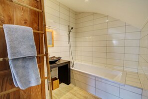 Duschwanne, Haartrockner, Handtücher, Toilettenpapier