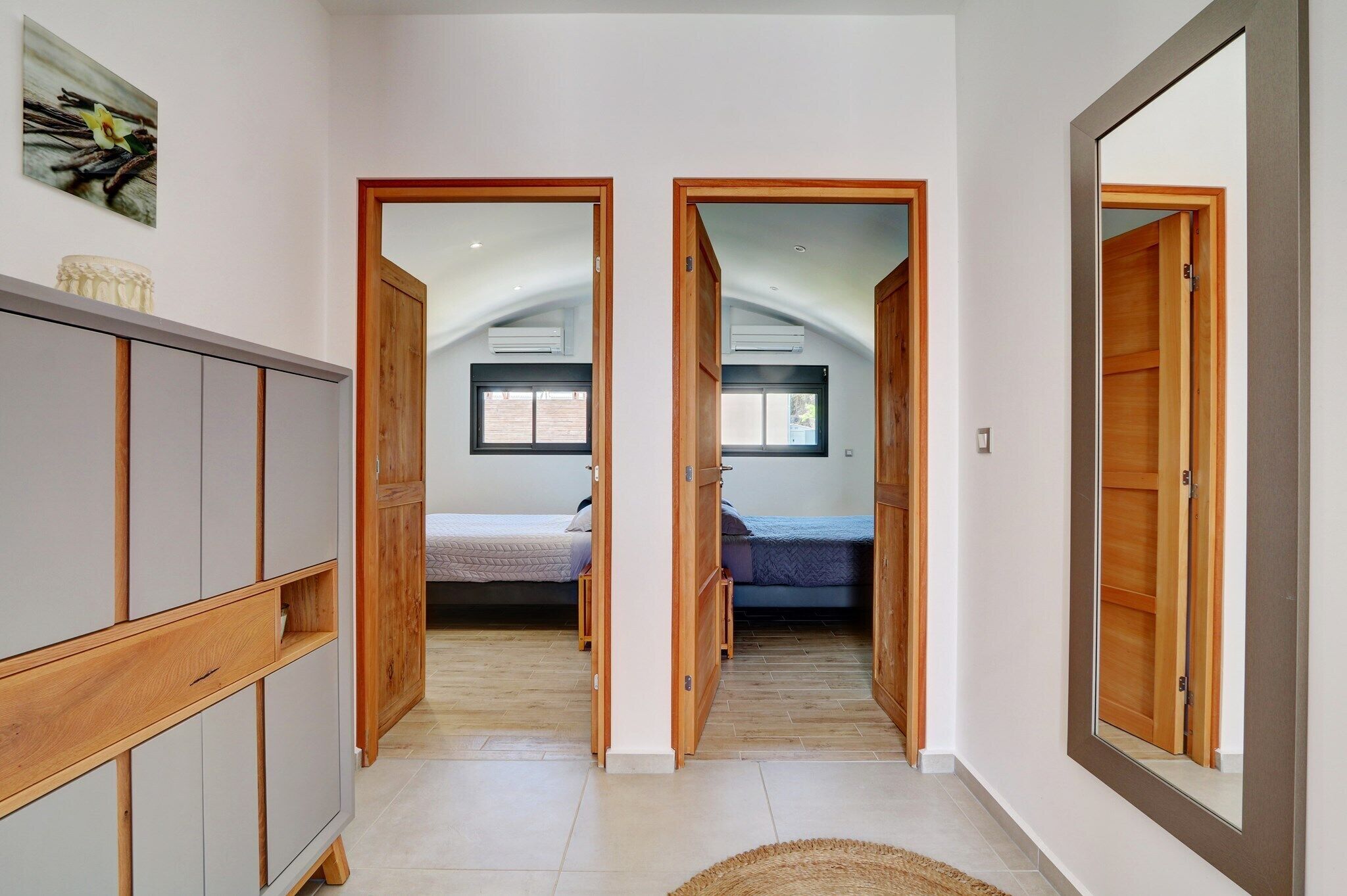 4 habitaciones, escritorio y tabla de planchar con plancha 