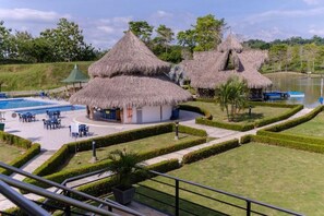 2 outdoor pools, open 7:00 AM to 11:00 PM, free cabanas, pool umbrellas - Resort Hotel Marianza (Necoclí)