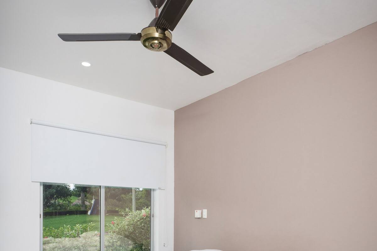 Shower, rainfall showerhead, heated floors (bathroom), towels