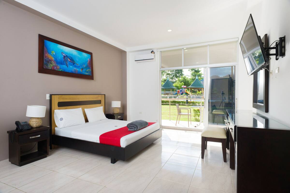 Junior Room, 1 Queen Bed | Egyptian cotton sheets, premium bedding, down comforters