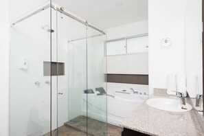 Suite Deluxe | Salle de bain | Douche, douche cascade, plancher chauffant (salle de bain)