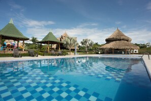 2 piscines extérieures, cabanons gratuits, parasols de plage