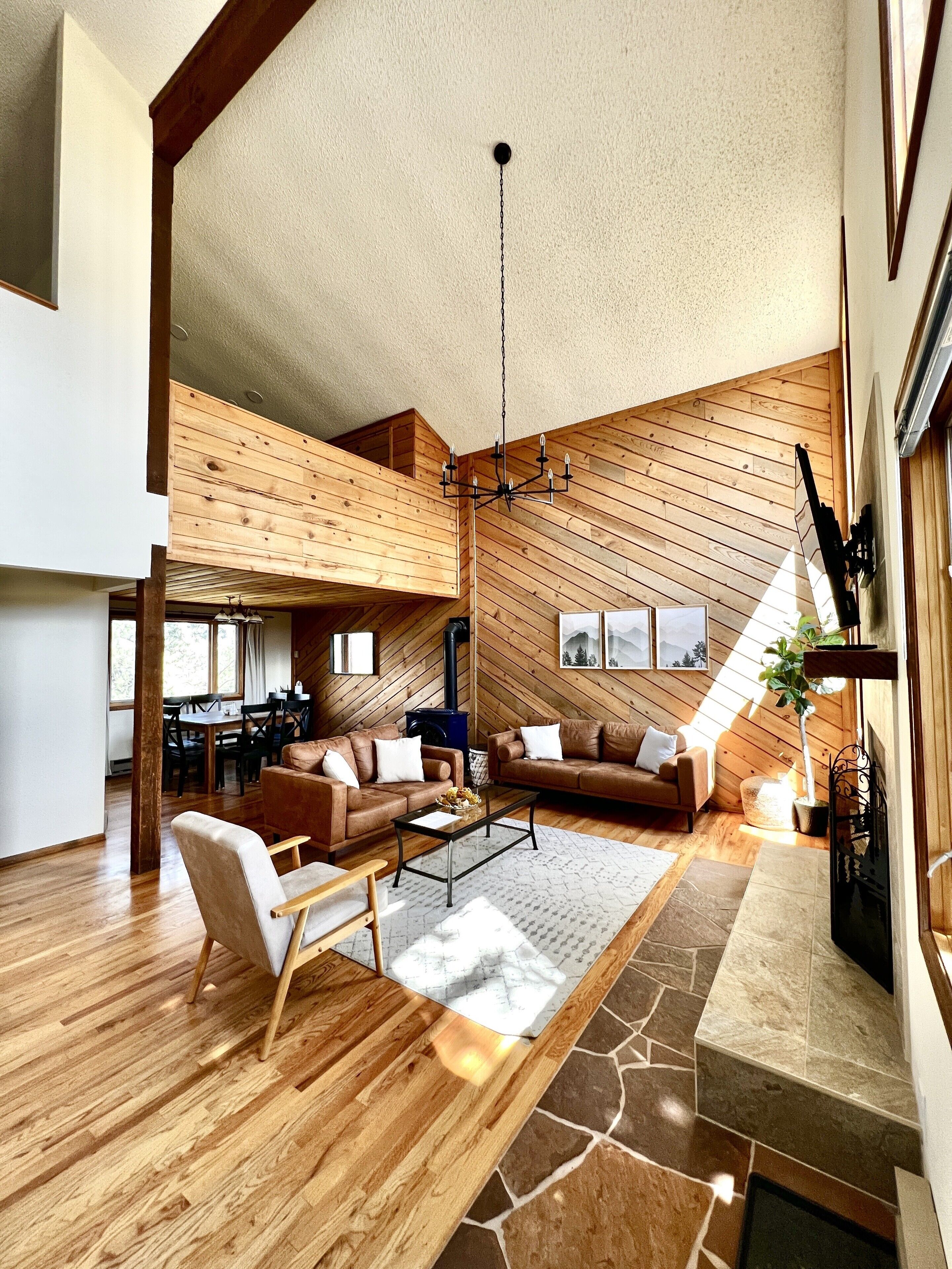 /\~Relaxing Mountaintop Retreat w/Amazing Views~/\