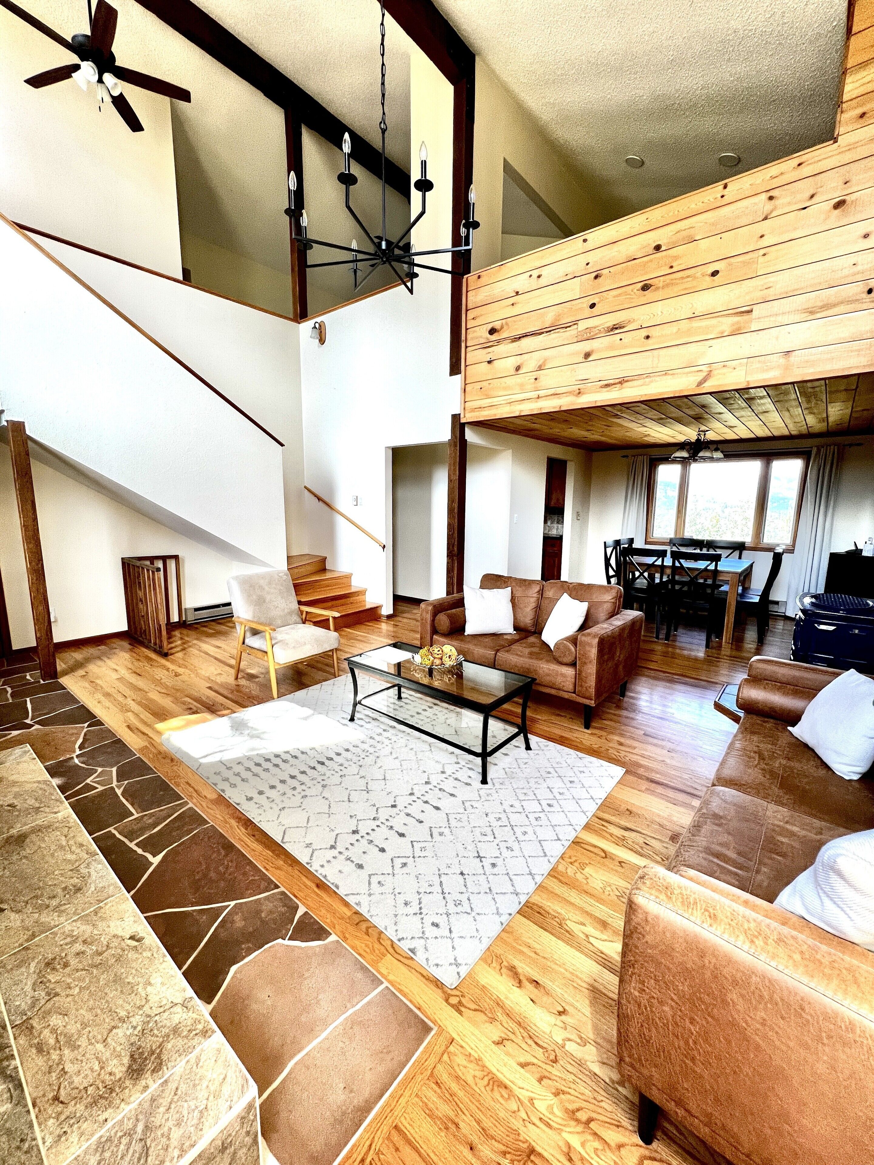 /\~Relaxing Mountaintop Retreat w/Amazing Views~/\