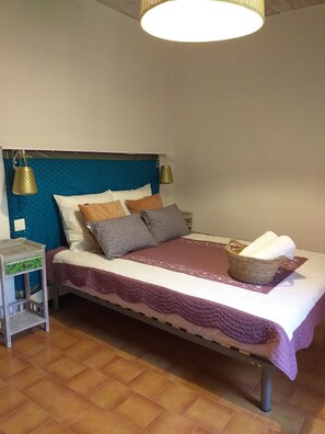 3 habitaciones, escritorio y tabla de planchar con plancha