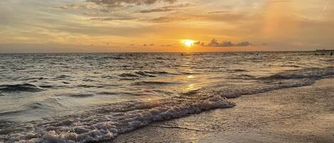 Playa en los alrededores y toallas de playa