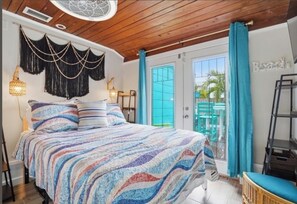 1 habitación, escritorio, tabla de planchar con plancha y cuna de viaje 
