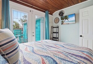 1 habitación, escritorio, tabla de planchar con plancha y cuna de viaje 