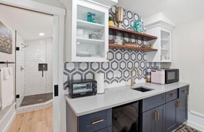 Refrigerador, microondas, cafetera y tetera y tostadora 