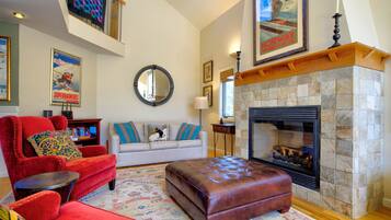 Smart TV, chimenea, libros