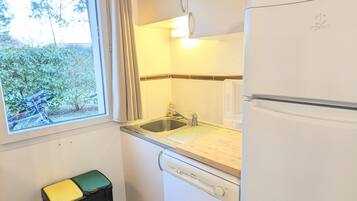 Réfrigérateur, micro-ondes, plaque de cuisson, lave-vaisselle